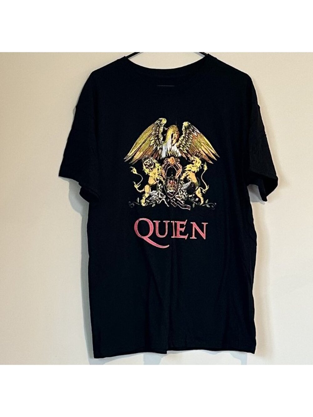 NEW Queen Classic Crest T-Shirt - Size: Large